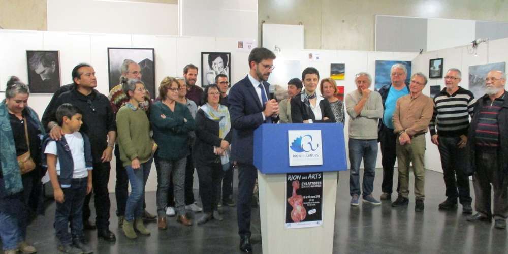 Autour du maire la commission culture et les exposants se sont rassembles 2